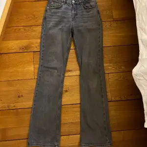 Jätte snygga gråa bootcut jeans ifrån Gina tricot. Storleken är 34/XS däremot så är dem rätt så stora i storleken så jag skulle säga att dem passar 36/S. ❤️