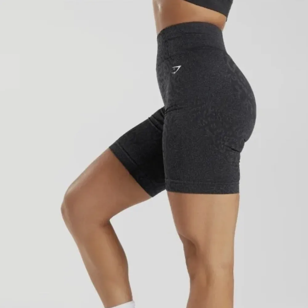 Super snygga shorts ifrån Gymshark med booty scrunch, de är väl använda men frf i bra skick. Nypris runt 500kr (säljs ej mer på hemsidan). Shorts.