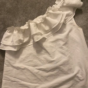 One shoulder volangtopp - Söt volangtopp som är one shoulder🩷 sparsamt använd så fint skick!