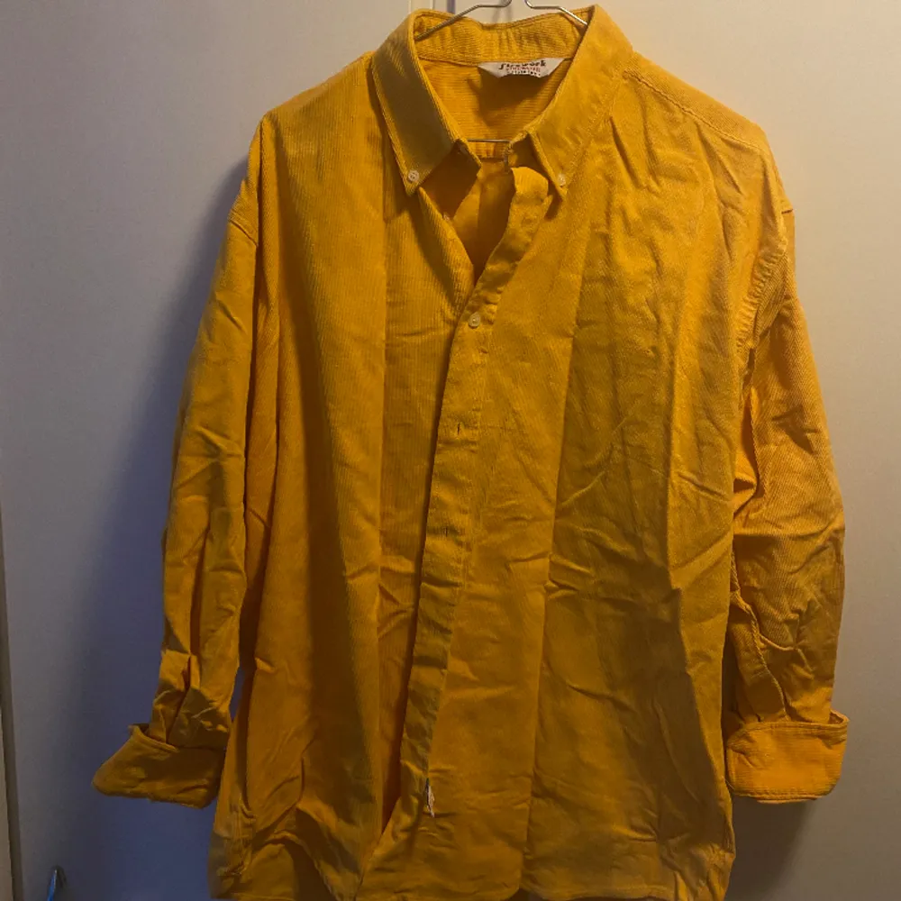 Gul oversize manchesterskjorta! Köpt second hand och superfin!!! Men använder den aldrig längre så säljer den därför✨. Skjortor.