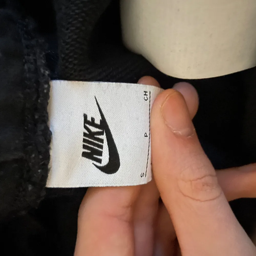 Hej säljer nu mina svart Nike mjukisbyxor som är i bra skick om ni är intresserade eller ha någon fråga så är det bara att skriva. Jeans & Byxor.