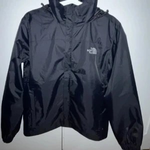 The north face jacka  - Säljer min TNF jacka som Jag använt ett tag. Den är på perfekt skick. Köpt för 1200 kr från Zalando. Kontakta för mer info o bilder 