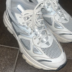 Axel arigato  - Säljer mina Axel arigato i modellen maraton runner i storlek 39. Skorna är fräscha men använda därav priset. Ord pris 3050kr.