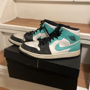 Jordan 1 mid igloo - Jordan 1 mid igloo i okej 5/10 sckik men fortfarande fina och dyra skor! Storlek 45 i eouropa!