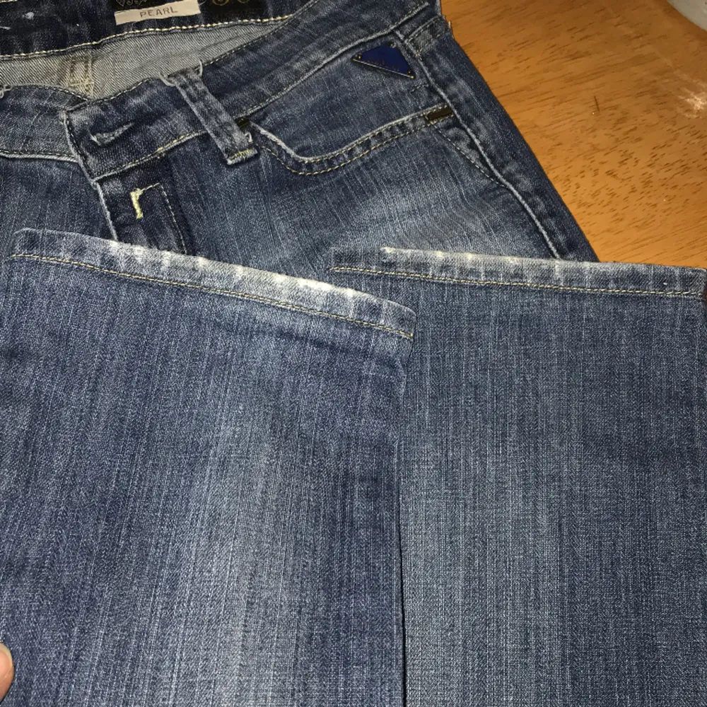 Jeans i fin blå tvätt, som är snyggt slitna. Tror att detta är en modell som är lite kortare i benen.. Jeans & Byxor.
