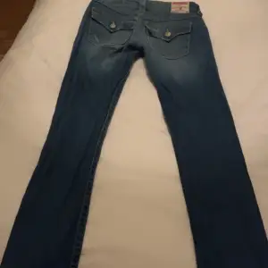 true religion-jeans i storlek 28. De är raka med låg midja inneben 79cm midja 79cm
