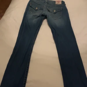 True religon - true religion-jeans i storlek 28. De är raka med låg midja inneben 79cm midja 79cm