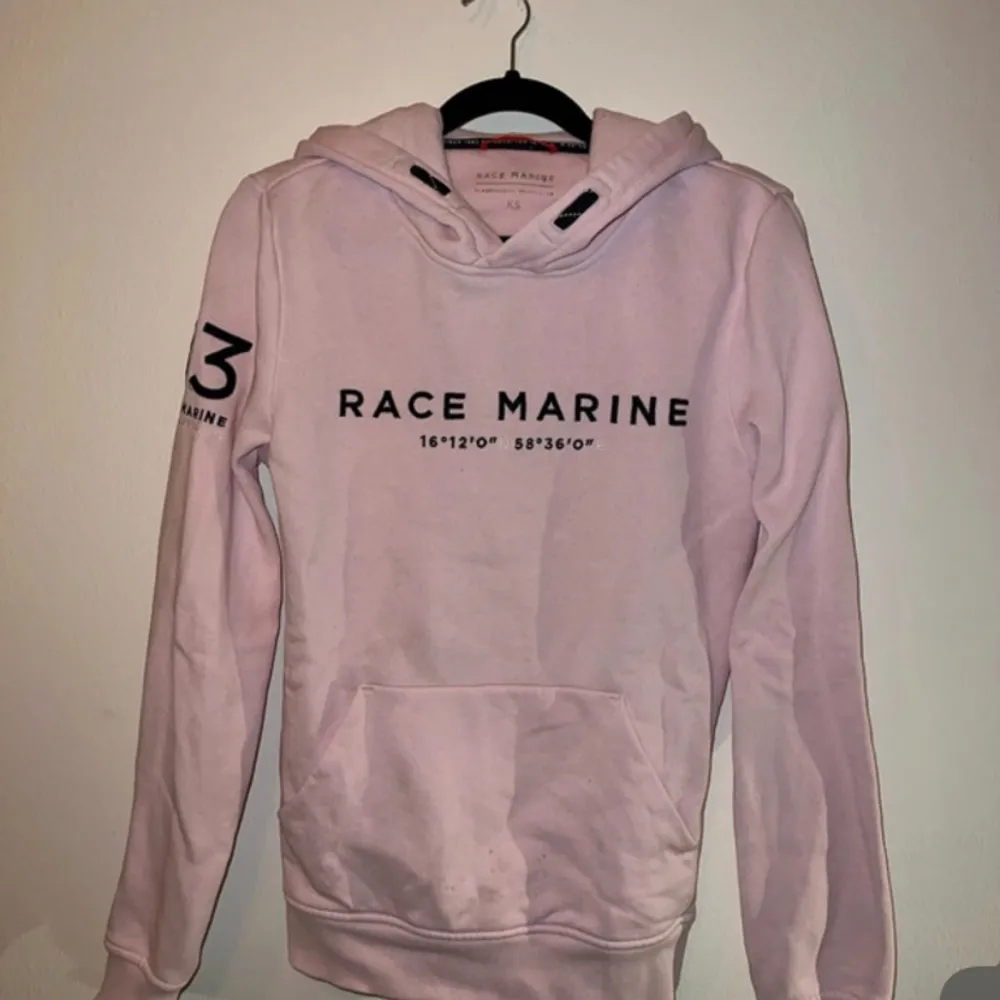 En rosa hoodie från Stadium Märke: Race Marine♥️  Storlek: XS♥️   Den är nytvättad men har dessvärre två fläckar, ena vid fickan och andra vid ärmen som inte får bort i tvätten  Går att pruta ♥️♥️♥️. Hoodies.