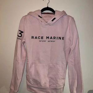 Rosa hoodie - En rosa hoodie från Stadium Märke: Race Marine♥️  Storlek: XS♥️   Den är nytvättad men har dessvärre två fläckar, ena vid fickan och andra vid ärmen som inte får bort i tvätten  Går att pruta ♥️♥️♥️