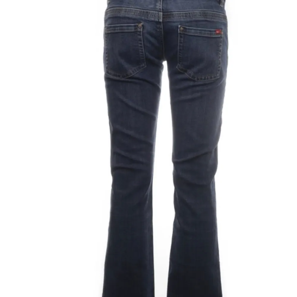 Säljer dessa jättefina low waist flared jeans i storlek 38 från sellpy. Säljer pga att dom inte kommer till användning längre. Jeansen är i utmärkt skick och har bara användts ett fåtal ggr. Jeans & Byxor.