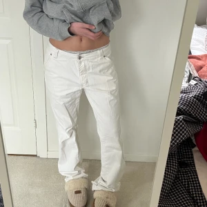 Lågmidjade baggy jeans  - As coola baggy jeans från boomerang, straight leg och sitter lågmidjat. Storleken står ej men jag har s/xs i jeans, så passar m oxå. Knappt använd så topp skick! 