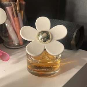 Marc Jacobs parfym  - Säljer denna parfym då jag har andra som används och denna blir bara stående.