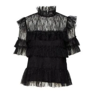 By Malina topp - Så fin topp i utmärkt skick som inte finns tillgänglig i denna storleken på deras hemsida längre😍 säljer pga den ej kommer till användning 