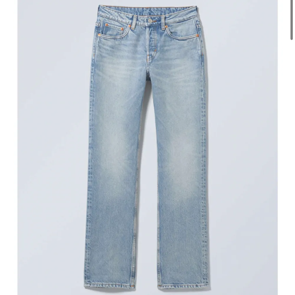 Populära Pin Mid jeansen från Weekday i färgen Blue Delight, nypris:600, säljer för 180💕bra skick . Jeans & Byxor.