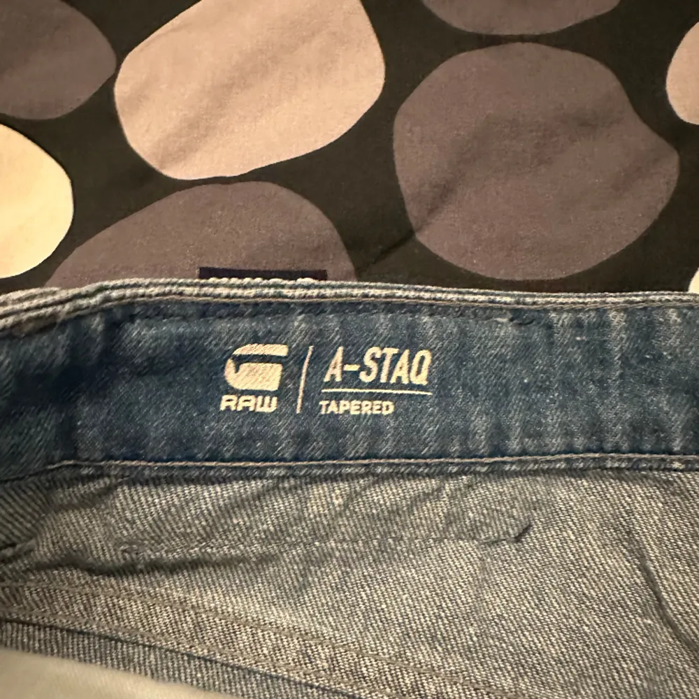 Säljer mina jeans då jag har ingen användning av dem. Storleken är 32/32 men är stor för den storleken. Jeans & Byxor.