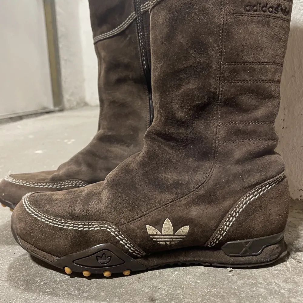 Fodrade höga adidas boots i färgen brun🤎. Skor.