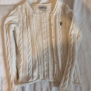 Stickad kofta Hampton Republic  - Off-white lite tjockare kofta. Mycket bra skick ✨knappt använd. Kan mötas upp i Finspång/Norrköping eller skicka, köparen står för frakten :)