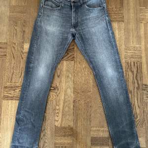 Ett par smala jeans från Lee i bra skick. Sitter ungefär som ett par 31/32. Kom gärna med eget förslag på pris :)