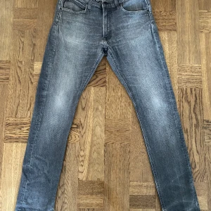 Lee Jeans Grå - Ett par smala jeans från Lee i bra skick. Sitter ungefär som ett par 31/32. Kom gärna med eget förslag på pris :)
