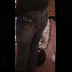 blåa jeans🤍 - blåa jätte bekväma jeans! fint mönster bak🤍 stretchiga och väldigt bekväma, sitter perfekt