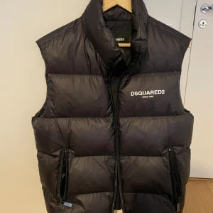 Väst Dsquared2 - väll skött som ni ser på bilden.