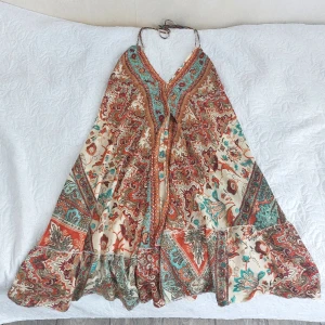 Zara Klänning - Mönstrad sommarklänning från Zara, strorlek s men passar även m. Djupare rygg. För fler bilder skriv gärna 💕