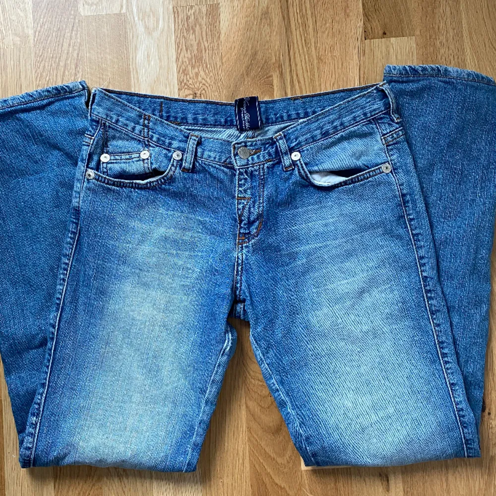 Y2K Victoria Beckham jeans, rock&republic, stl w 31 L 33, säljs pga för små, köpa på Plick. Midjemått ca 37 och innerbenslängd ca 77. Färgen är som på första bilden!!!!!. Jeans & Byxor.