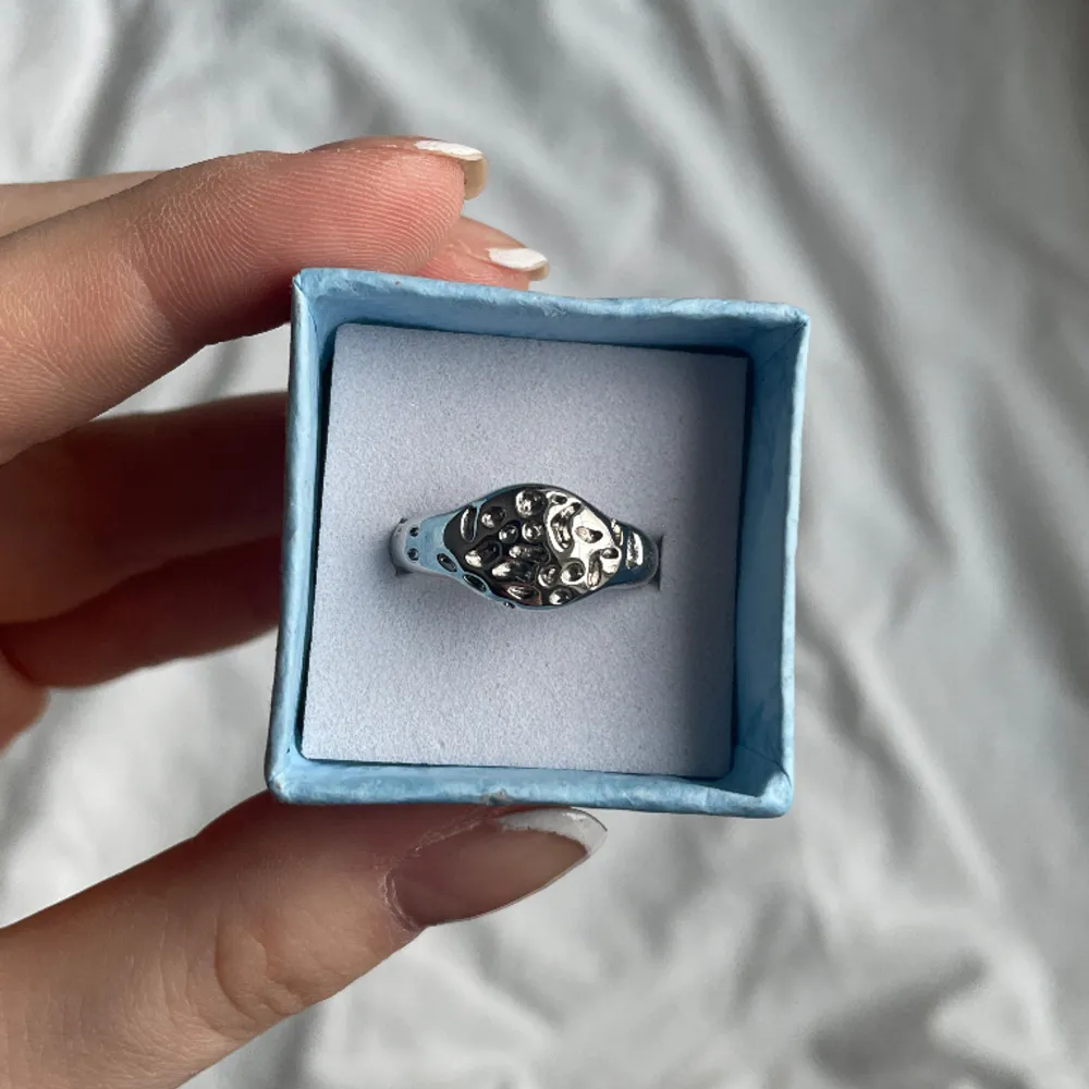 justerbar silver ring från olympia rings. oanvänd. 80kr + frakt. Asusteet.