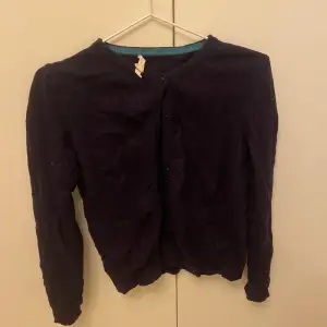 Säljer denna mörkblåa stickade tröja med knappar från Esprit i storlek S