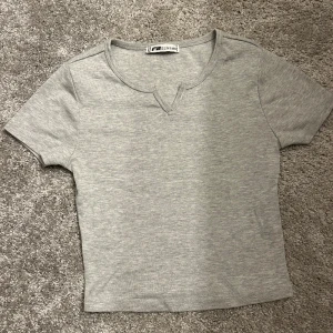 Basic topp - Är i rätt så bra skick. Den är ganska kort vid magen. Skriv vid fler frågor!🫶🏻