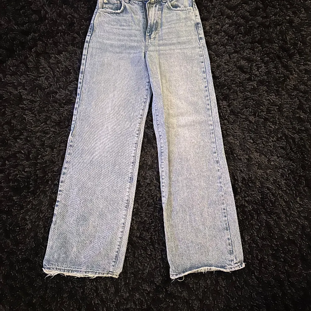 Blåa jeans från Gina tricot, använt några gånger men varit väl omhändertagen. Jättefina men säljer dem för de är för små för mig.. Jeans & Byxor.