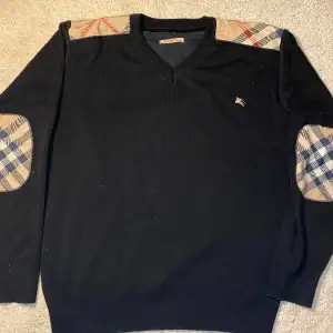 En svart Burberry-skjorta/tröja  i storlek S Skick - bra  ❌OBS kan vara äkta!  Antar att det är 1.1kopia ❌