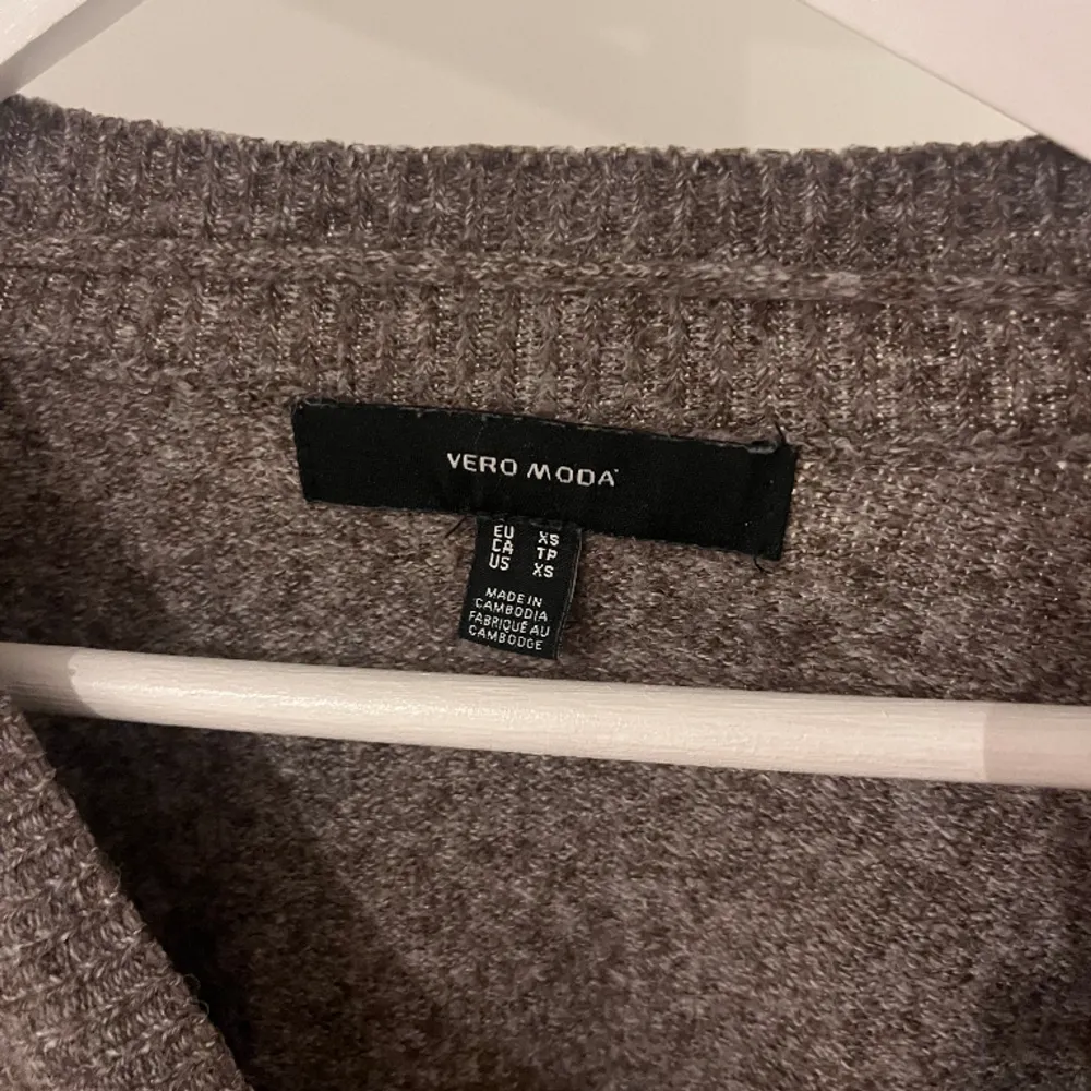 Säljer denna mysiga tröjan från vero Moda. Storlek XS men passar mig som brukar ha S. . Tröjor & Koftor.