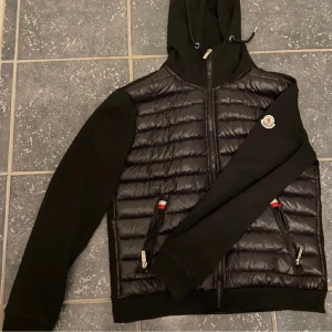 Moncler cardigan  - Hej, jag söker byten mot min cardigan. 