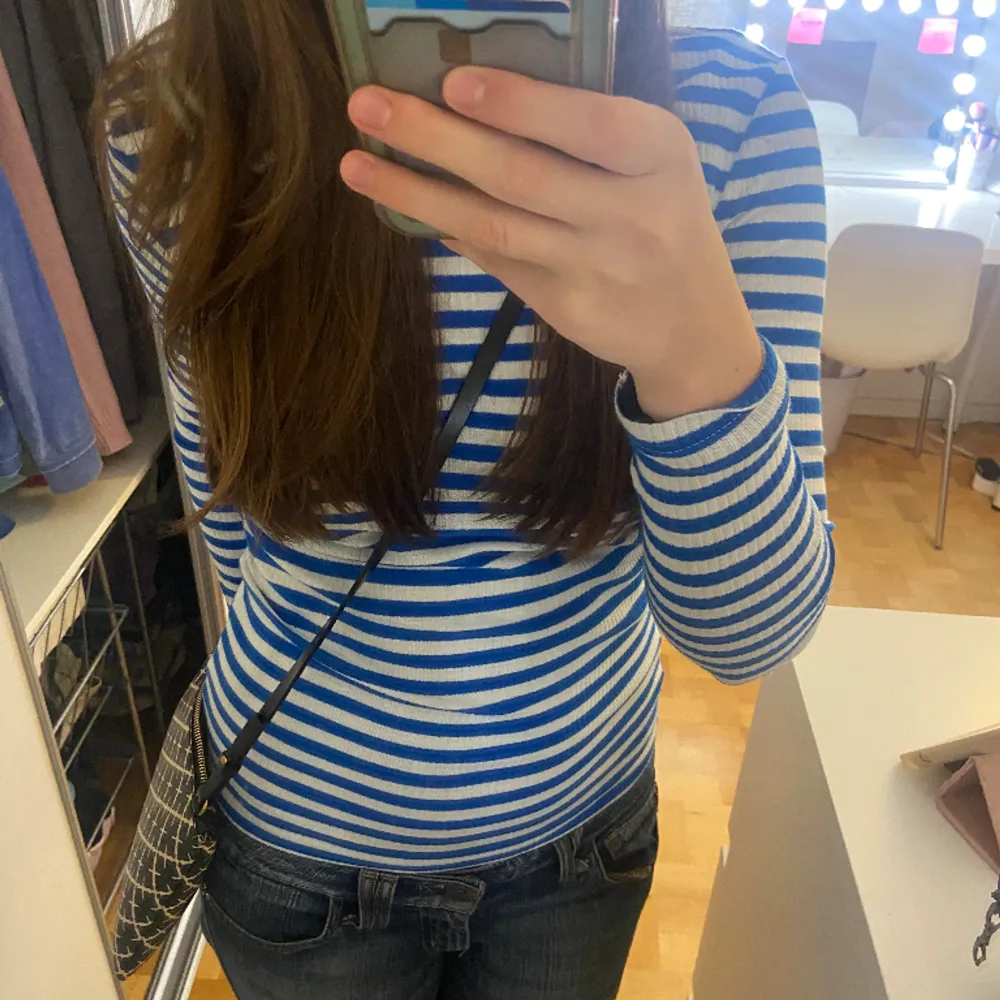 As cool blå&vit randig långärmad tröja!🌟 knappt använd!💕kontakta mig vid intresse!🩷. Tröjor & Koftor.