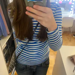 As cool blå&vit randig långärmad tröja!🌟 knappt använd!💕kontakta mig vid intresse!🩷