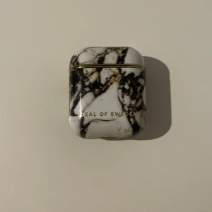 Ideal of Sweden AirPods skal - Säljer mitt AirPods skal som köptes i januari, helt i nyskick. Ord pris 299kr men säljer för 99kr