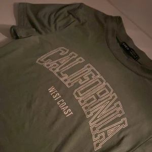 Kortärmad tröja - Säljer nån kortärmad tröja som ja vet inte varför ja har kvar den, aldrig använt