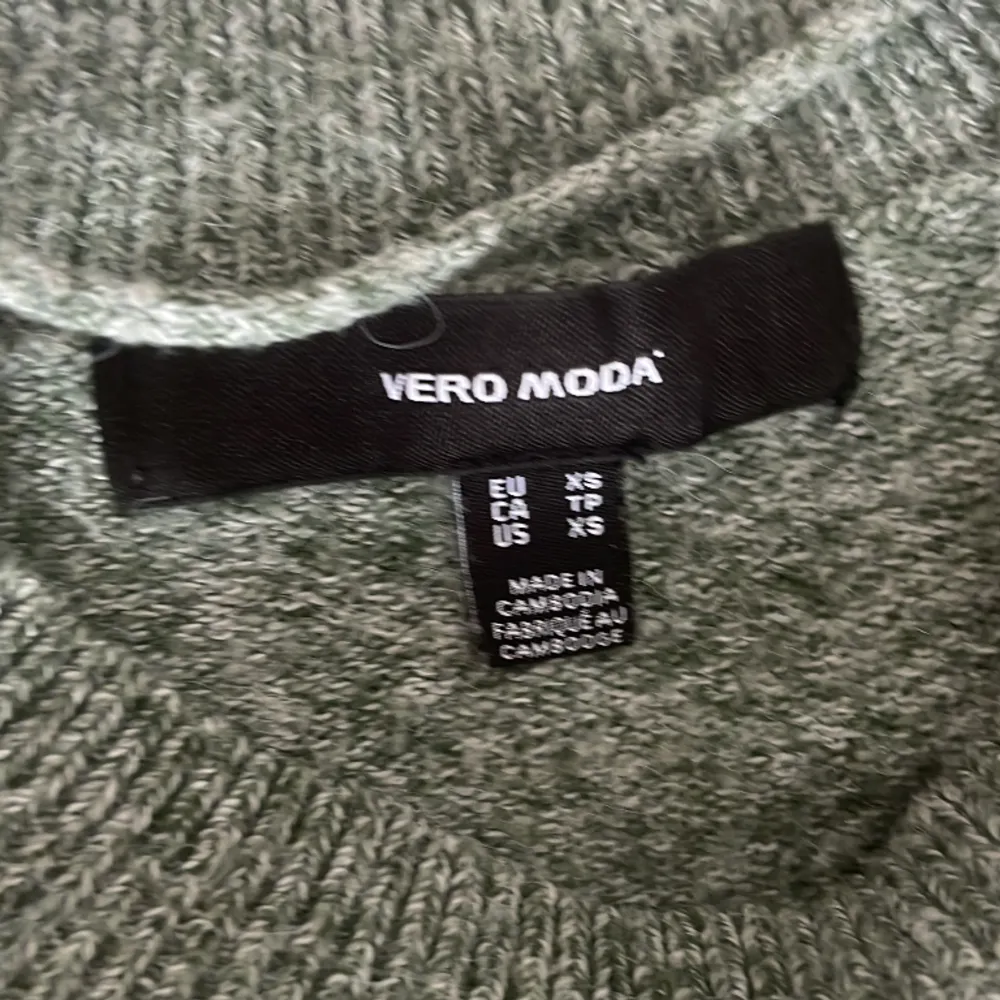Stickad Vero Moda tröja  Storlek Xs men passar för de som är under Xs och de som är S.  Färg: grön💚 Priset kan diskuteras.. Stickat.