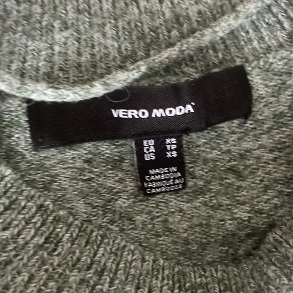 Stickad Vero Moda tröja Storlek Xs men passar för de som är under Xs och de som är S. Färg: grön💚 Priset kan diskuteras.. Neuleet.