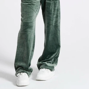 Byxor från lager 157💘 - Säljer dessa gröan byxor frpn lager 157❤️ fick fel storlek,enadst tesdade en gång och har tvättats efter de❤️ 