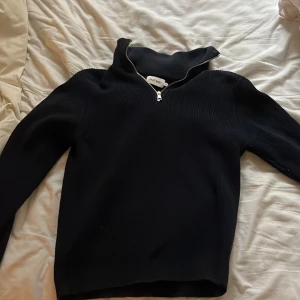 Stickad halfzip från East west - Inga defekter och inga tydliga märken på användning sedan innan