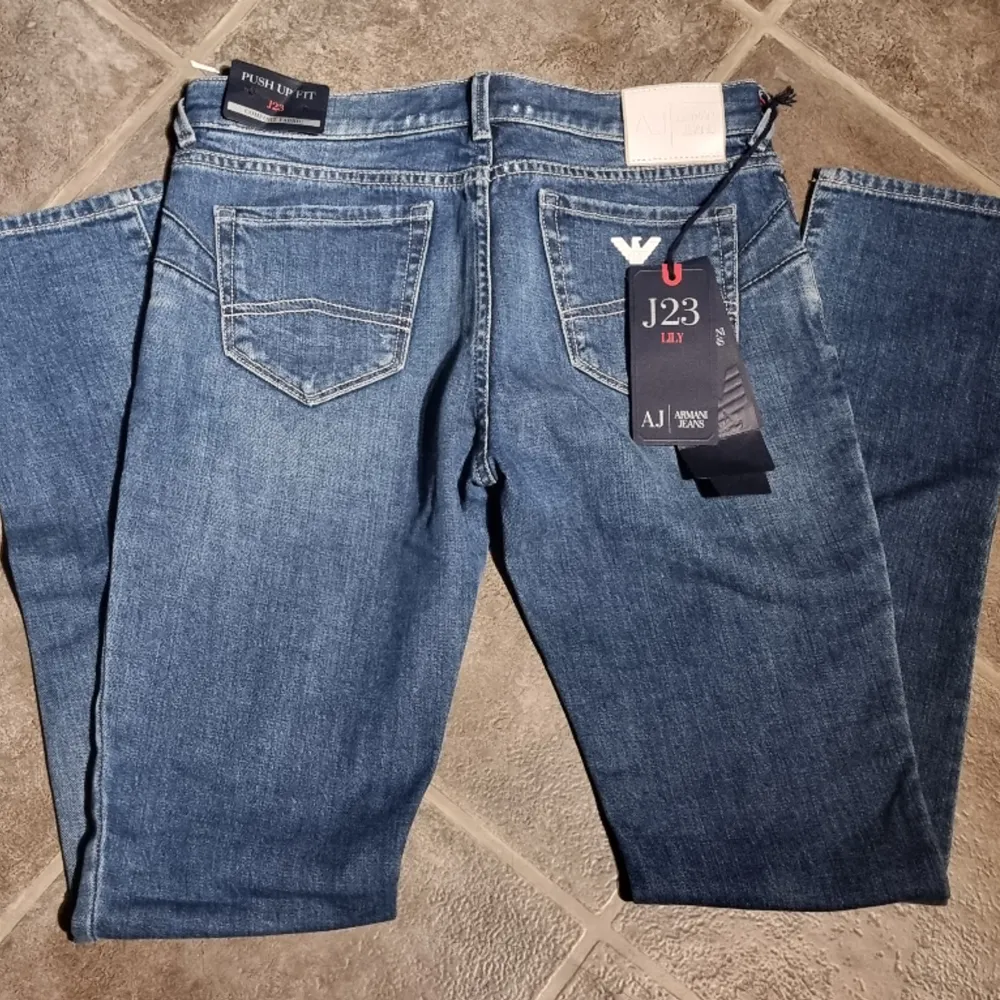 Helt nya Armani lowrise jeans. Prislappar kvar. Modell J23 Lily. Supersköna. Storlek W25.  Säljer via köp nu eller prisförslag, allt via Plick. Kom gärna med prisförslag OM DU HAR TÄNKT FULLFÖLJA KÖPET!. Jeans & Byxor.