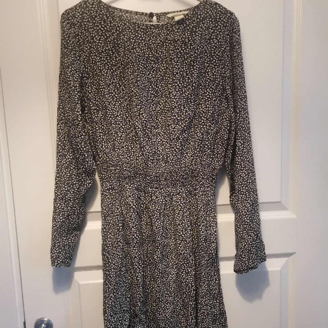 Söt klänning med små bladrankor