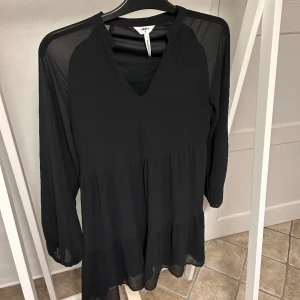 Svart volang klänning  - Svart volang klänning ifrån object i storlek 34. Använd 1 gång! 149kr 