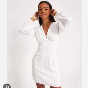 Studentklänning - Säljer denna superfina studentklänning från nelly som just nu är helt slutsåld! Endast använd en gång🫶🏼