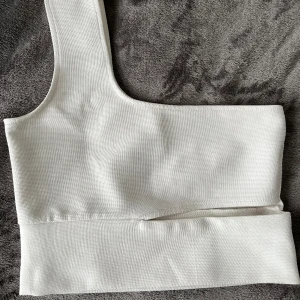 Fest topp  - Säljer denna vita fest toppen💘