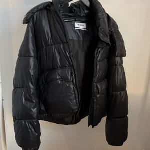 Weekday Jacka - Svart jacka från Weekday i storlek L, men sitter som en oversized S. Funkar som både vinter och höstjacka💜 Säljer då den ej används längre. Bra skick men använd. Nypris:599 