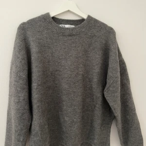 Stickad tröja - Fin Zara tröja köpt förra vintern, knappt använt. Perfekt för kallare väder