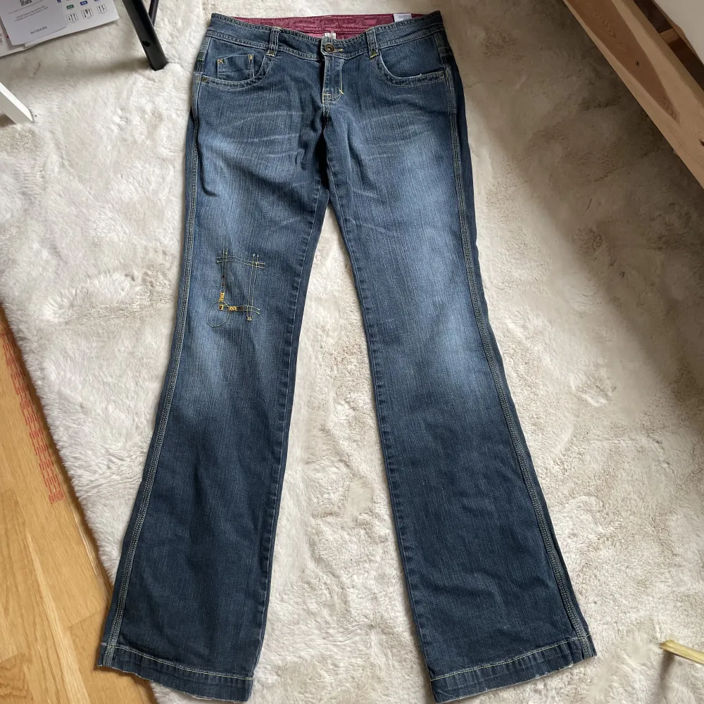 galet snygga lågmidjade jeans som enligt taggen är storlek 40, midjemåttet är 40 cm, hela längden är 108 så passar längre. passar S/M enligt mig. Jeans & Byxor.